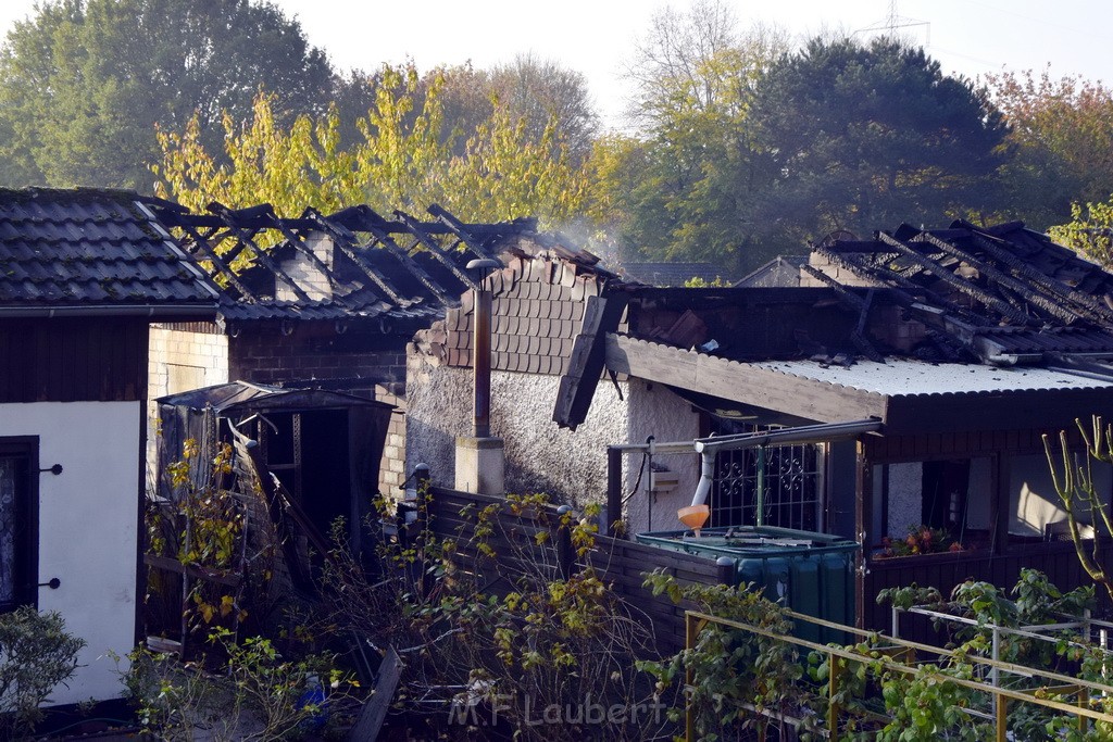 Feuer 1 brannten 3 Lauben Koeln Fuehlingen Kriegerhofstr P134.JPG - Miklos Laubert